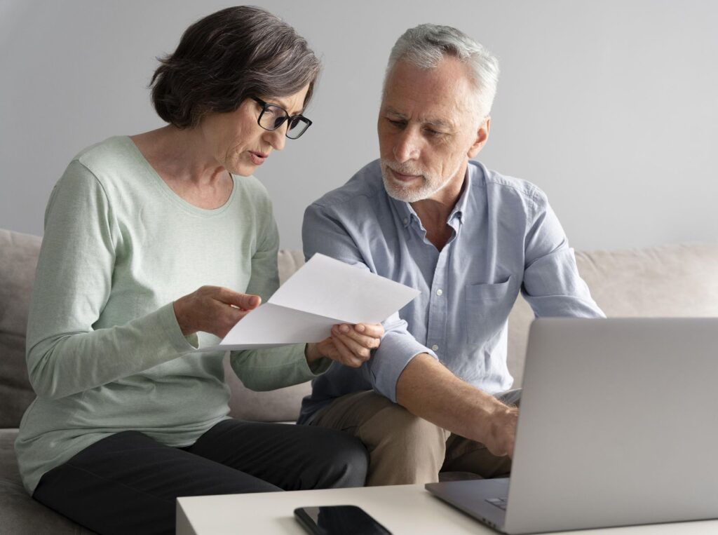 seniors découvrant les avantages fiscaux Parkinson pour réduire leurs impôts
